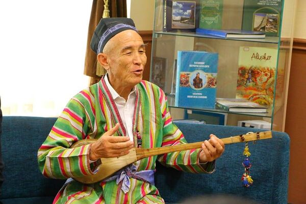 Встреча с народным хофизом Узбекистана Абдуназаром Поёновым в рамках INFOLIB-2017 Встреча с народным хофизом Узбекистана Абдуназаром Поёновым в рамках INFOLIB-2017 - Sputnik Узбекистан