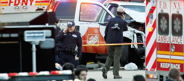 Следователи находятся рядом с грузовиком Home Depot, который наехал на людей на велосипедной дорожке в нижнем Манхэттене в Нью-Йорке - Sputnik Ўзбекистон