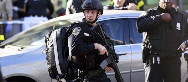 Полицейские на месте наеда грузовика на велосипедистов в Нью-Йорке Полицейские на месте наеда грузовика на велосипедистов в Нью-Йорке - Sputnik Ўзбекистон