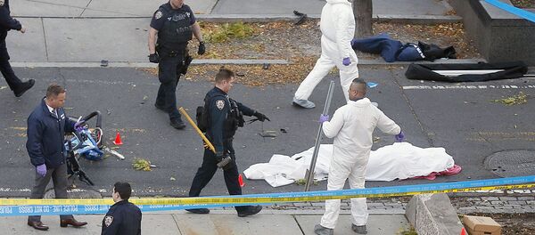 Следователи и полицейские на месте наезда грузовика на велосипедистов Следователи и полицейские на месте наезда грузовика на велосипедистов - Sputnik Ўзбекистон