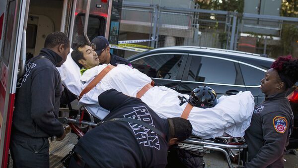 Сотрудники скорой помощи несут пострадавшего после наезда грузовика в Манхеттене, в Нью-Йорке - Sputnik Узбекистан