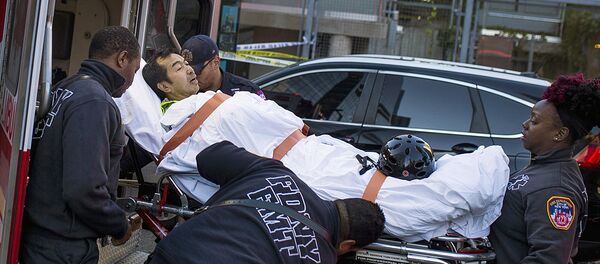 Сотрудники скорой помощи несут пострадавшего после наезда грузовика в Манхеттене, в Нью-Йорке - Sputnik Узбекистан