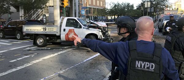 Следователи и полицейские на месте наезда грузовика на велосипедистов Следователи и полицейские на месте наезда грузовика на велосипедистов - Sputnik Ўзбекистон