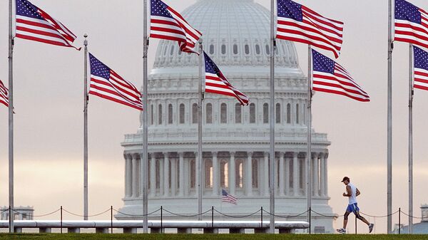 Бегун пересекает площадь перед Капитолием США, проходя мимо флагов, окружающих монумент Вашингтону в Вашингтоне. - Sputnik Узбекистан