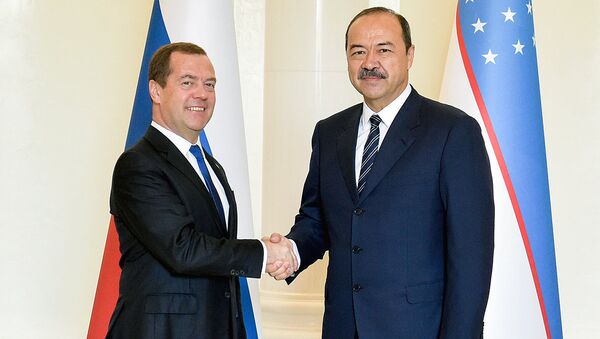 Predsedatel pravitelstva RF Dmitriy Medvedev i premyer-ministr Uzbekistana Abdulla Aripov (sprava) vo vremya vstrechi - Sputnik O‘zbekiston