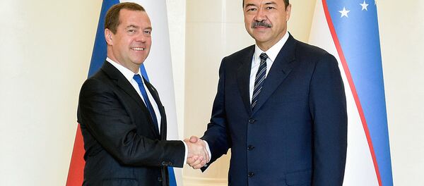 Председатель правительства РФ Дмитрий Медведев и премьер-министр Узбекистана Абдулла Арипов (справа) во время встречи Председатель правительства РФ Дмитрий Медведев и премьер-министр Узбекистана Абдулла Арипов (справа) во время встречи - Sputnik Ўзбекистон