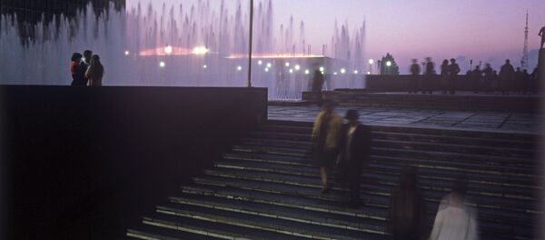 Люди спускаются в метрополитен в Ташкенте - Sputnik Узбекистан