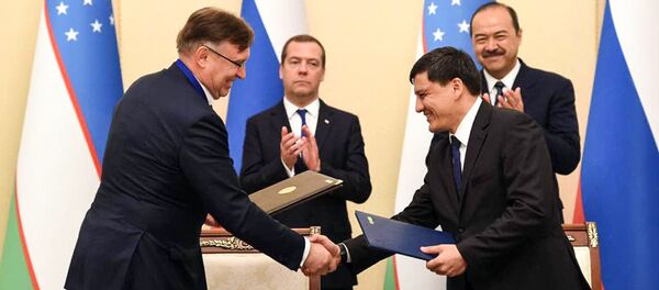 Сергей Когогин и председатель правления АО Узавтосаноат Умиджан Салимов подписали договор о сотрудничестве Сергей Когогин и председатель правления АО Узавтосаноат Умиджан Салимов подписали договор о сотрудничестве - Sputnik Ўзбекистон