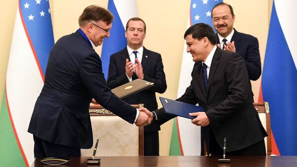 Сергей Когогин и председатель правления АО Узавтосаноат Умиджан Салимов подписали договор о сотрудничестве - Sputnik Узбекистан