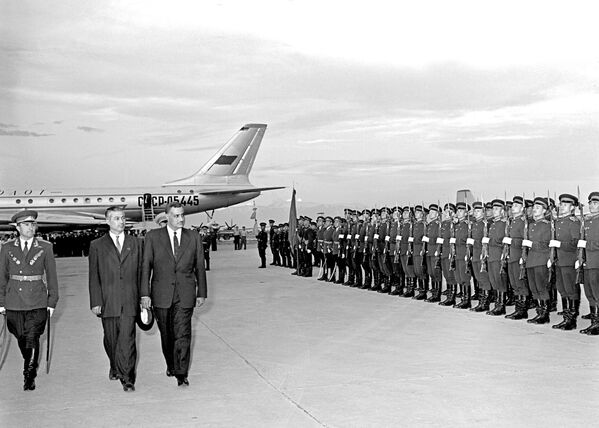 Торжественная встреча президента Египта Гамаля Абдель Насера в аэропорту Ташкента - Sputnik Узбекистан