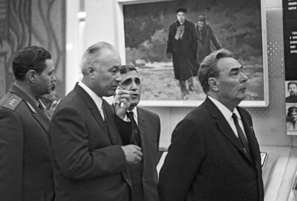 Леонид Ильич Брежнев во время посещения Ташкентского филиала Центрального музея В.И. Ленина - Sputnik Узбекистан