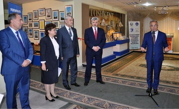 В Музее истории связи Узбекистана открылась выставка серебряных марок, посвященных святой Мекке - Sputnik Узбекистан