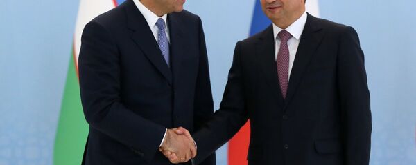 Премьер-министр Узбекистана Абдулла Арипов (слева) и премьер-министр Таджикистана Кохир Расулзода во время совместного фотографирования глав делегаций государств – участников Содружества Независимых Государств (СНГ). Архивное фото Премьер-министр Узбекистана Абдулла Арипов (слева) и премьер-министр Таджикистана Кохир Расулзода во время совместного фотографирования глав делегаций государств – участников Содружества Независимых Государств (СНГ). Архивное фото - Sputnik Ўзбекистон