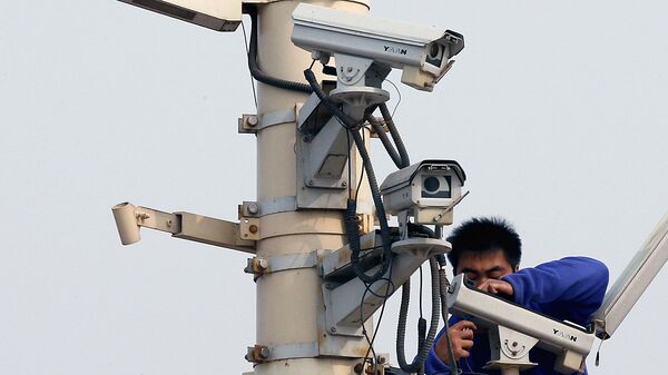 Мужчина производит настройку камер наблюдения - Sputnik Узбекистан