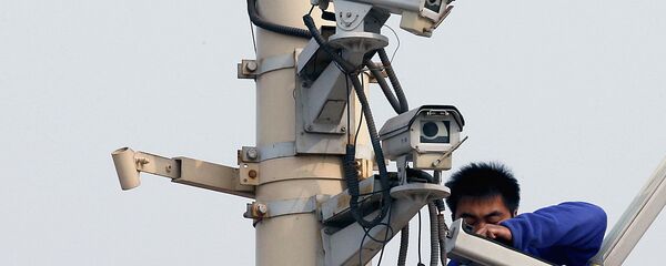 Мужчина производит настройку камер наблюдения Мужчина производит настройку камер наблюдения - Sputnik Ўзбекистон