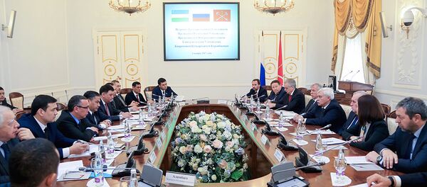 Губернатор Санкт-Петербурга Георгий Полтавченко встретился сегодня в Cмольном с делегацией Республики Узбекистан во главе с государственным советником Президента Республики Узбекистан, председателем Центрального совета Союза молодежи Узбекистана Кахрамоном Куранбаевым. - Sputnik Узбекистан