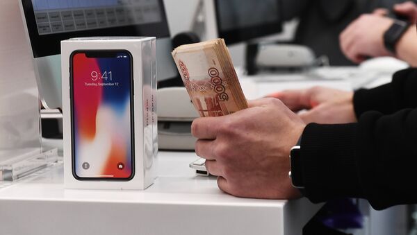 Продавец за прилавком во время старта продаж нового смартфона iPhone X - Sputnik Узбекистан