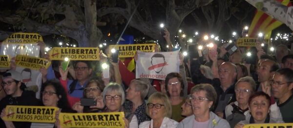 Тысячи человек в Барселоне вышли на акцию протеста против ареста каталонских политиков - Sputnik Узбекистан