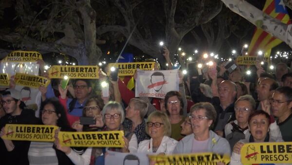 Тысячи человек в Барселоне вышли на акцию протеста против ареста каталонских политиков - Sputnik Узбекистан