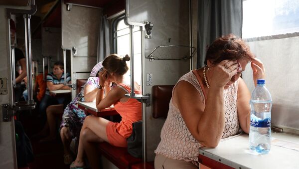 Пассажиры в вагоне поезда - Sputnik Узбекистан