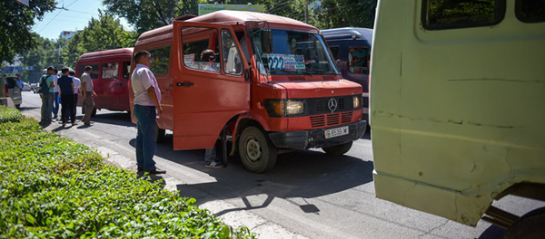 Водители маршрутного такси во время рейда - Sputnik Узбекистан