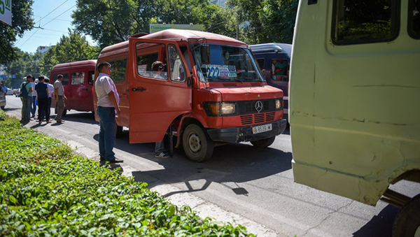Водители маршрутного такси во время рейда - Sputnik Узбекистан