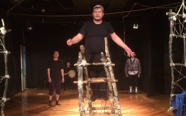 На сцене театра-студии Дийдор прошел спектакль Mono-Lock - Sputnik Узбекистан
