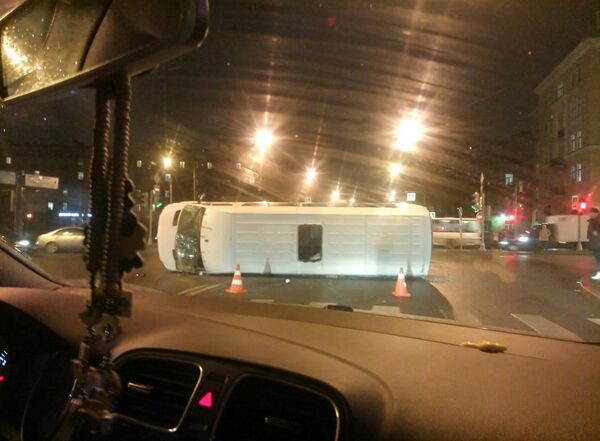 Женщина на BMW протаранила микроавтобус с узбекистанцами в Петербурге Женщина на BMW протаранила микроавтобус с узбекистанцами в Петербурге - Sputnik Узбекистан