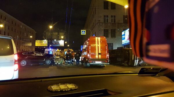 Женщина на BMW протаранила микроавтобус с узбекистанцами в Петербурге Женщина на BMW протаранила микроавтобус с узбекистанцами в Петербурге - Sputnik Узбекистан