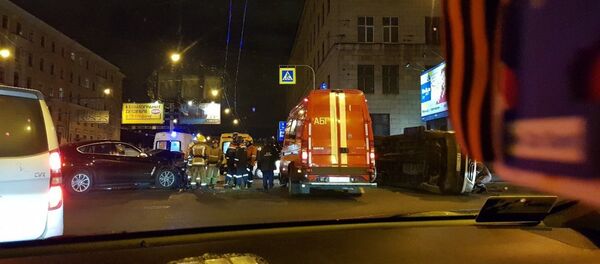 Женщина на BMW протаранила микроавтобус с узбекистанцами в Петербурге Женщина на BMW протаранила микроавтобус с узбекистанцами в Петербурге - Sputnik Ўзбекистон