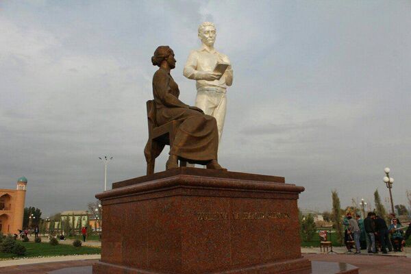 Jizzaxda Hamid Olimjon va Zulfiya haykali - Sputnik O‘zbekiston