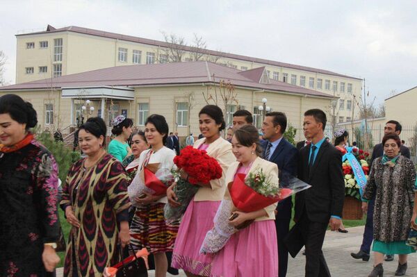 Jizzaxda Hamid Olimjon va Zulfiya haykali - Sputnik O‘zbekiston