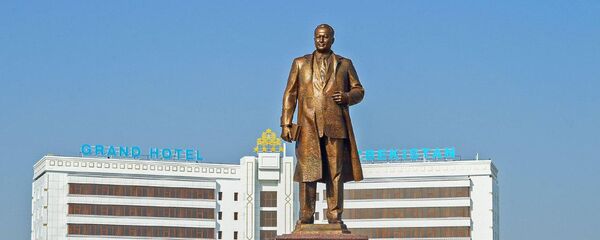 Жиззахдаги Шароф Рашидов ҳайкали Жиззахдаги Шароф Рашидов ҳайкали - Sputnik Ўзбекистон