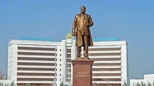 Памятник Шарафу Рашидову в Джизаке - Sputnik Узбекистан