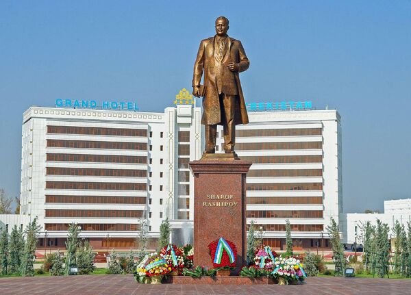 В честь 100-летия со дня рождения в Джизаке установлен памятник Шарафу Рашидову - Sputnik Узбекистан