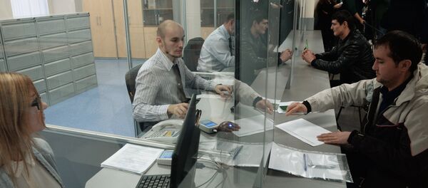 Выдача первых патентов в Едином миграционном центре Московской области Выдача первых патентов в Едином миграционном центре Московской области - Sputnik Ўзбекистон