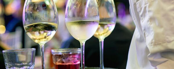 Официант с бокалом вина Официант с бокалом вина - Sputnik Узбекистан