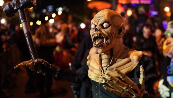 Парад по случаю праздника Хэллоуин в Нью-Йорке - Sputnik Узбекистан