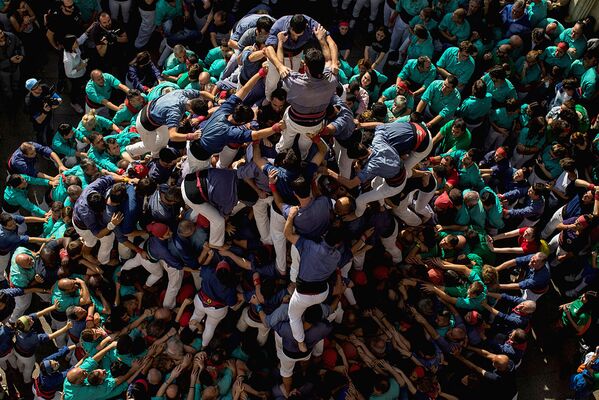 The group Colla els Capgrossos de Mataro form a human tower called 'Castell' during the All Saints Day in Vilafranca del Penedes - Sputnik Узбекистан