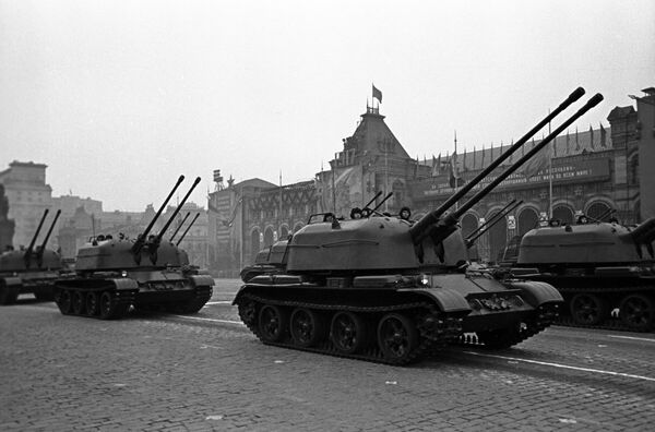Парад военной техники на Красной площади в Москве, 1957. Празднование 40-й годовщины Великой Октябрьской социалистической революции. - Sputnik Узбекистан