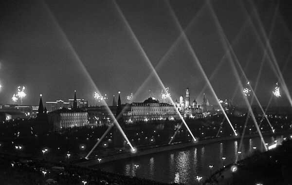 Салют в Москве в честь 40-летия Октябрьской социалистической революции, 1957. - Sputnik Узбекистан