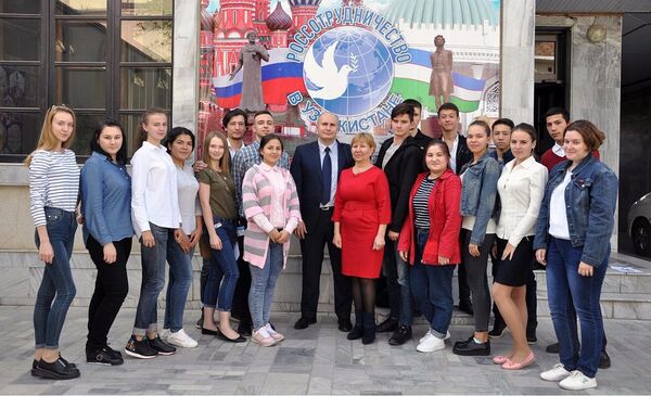 Презентация УрГЭУ в РЦНК в Ташкенте - Sputnik Ўзбекистон