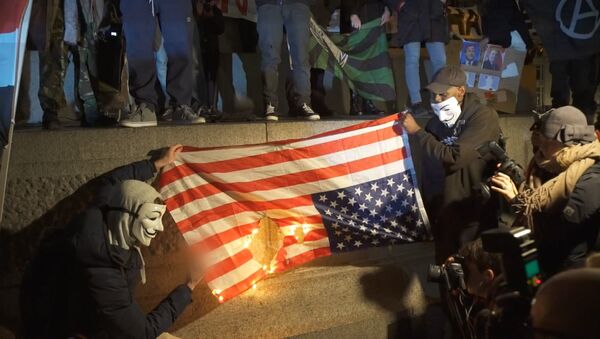 Активисты Anonymous сожгли флаг США в Лондоне - Sputnik Узбекистан