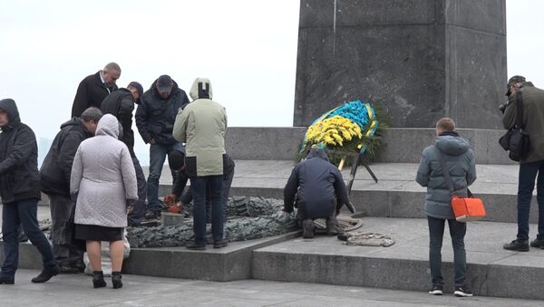 СПУТНИК_Неизвестные в Киеве залили цементом мемориал Вечный огонь - Sputnik Узбекистан