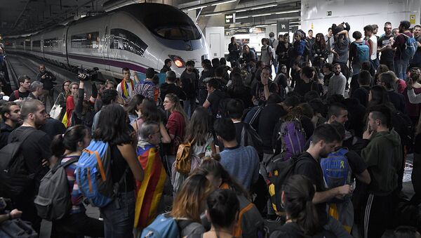 Студенты заблокировали вокзал в Барселоне в знак несогласия с действиями Мадрида - Sputnik Узбекистан