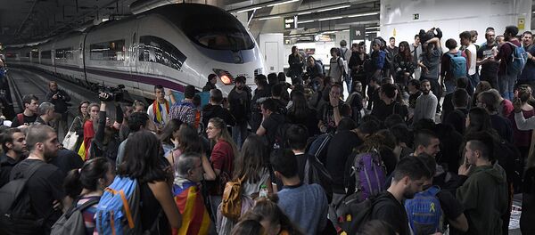 Студенты заблокировали вокзал в Барселоне в знак несогласия с действиями Мадрида Студенты заблокировали вокзал в Барселоне в знак несогласия с действиями Мадрида - Sputnik Узбекистан