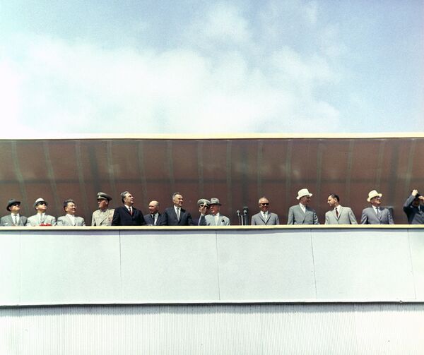 Руководители Коммунистической партии, Советского правительства и гости на авиационном празднике, посвященном 50-летию Великого Октября - Sputnik Узбекистан