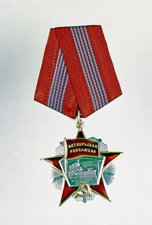 Орден Октябрьской Революции - советский орден, учреждённый Указом Президиума Верховного Совета СССР от 31 октября 1967 года в честь 50-летия Октябрьской революции 1917 года. - Sputnik Узбекистан