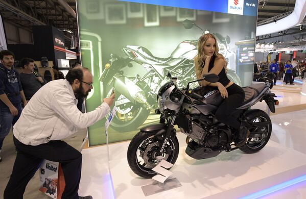 Модель на новом мотоцикле Suzuki SV650X ABS на международной выставке мотоспорта EICMA MOTO в Милане - Sputnik Узбекистан