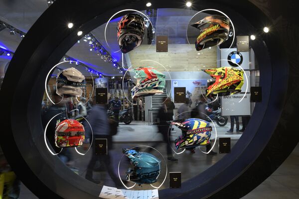 Мотоциклетные шлемы на международной выставке мотоспорта EICMA MOTO в Милане - Sputnik Узбекистан
